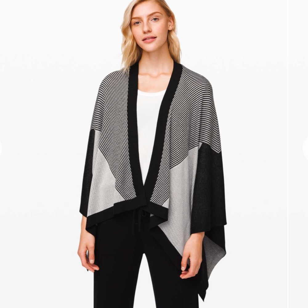 Lululemon Here for Serenity Wrap
Black  White Silver Drop stripe